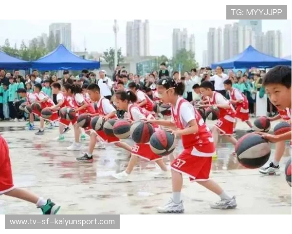 篮球少年运球运到摔